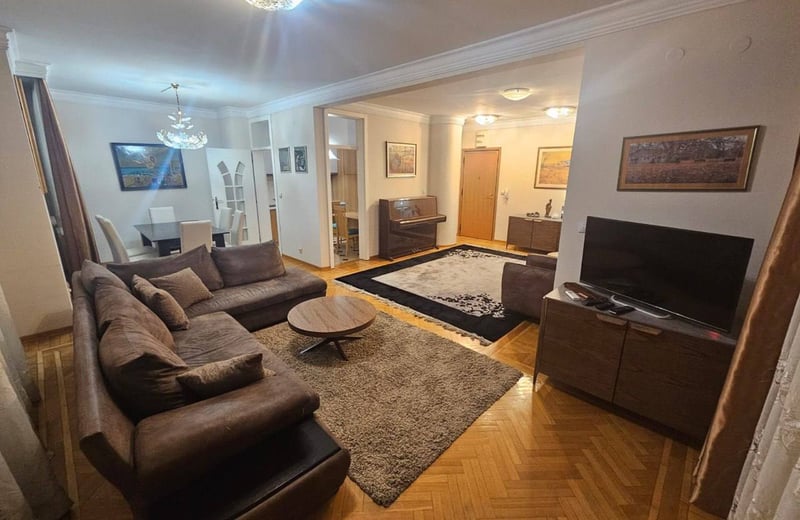 Alquiler de un amplio piso de 3 habitaciones, 100 m², con dos terrazas en Nuevo Belgrado, Serbia